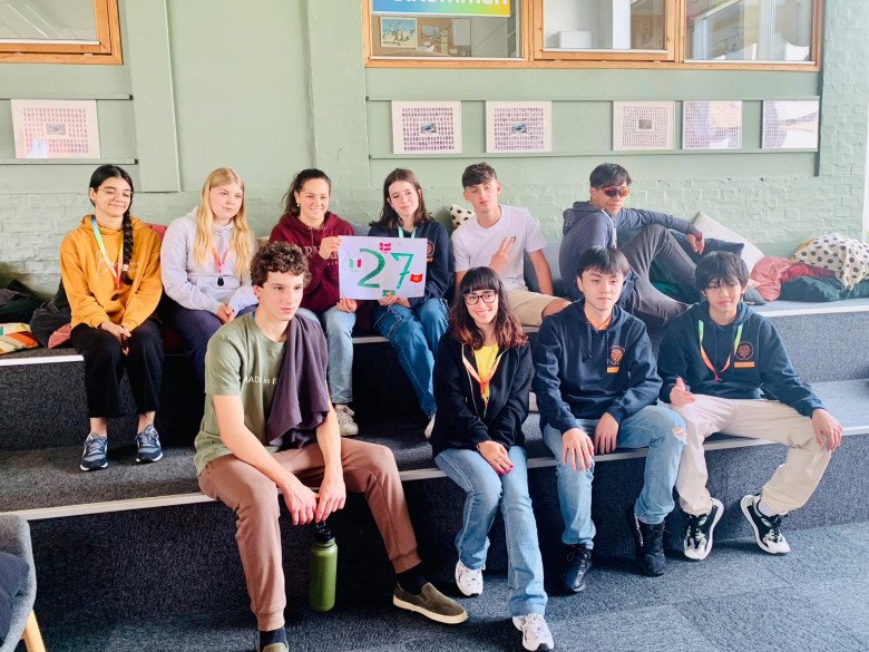 View - Con trai Cường Đô La trổ giò thua Đàm Thu Trang chỉ vài phân, chân dài hệt mẹ ruột, uốn tóc như soái ca Hàn