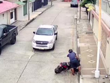 Clip: Giật túi xách, tên cướp bị tài xế ô tô dạy cho bài học nhớ đời