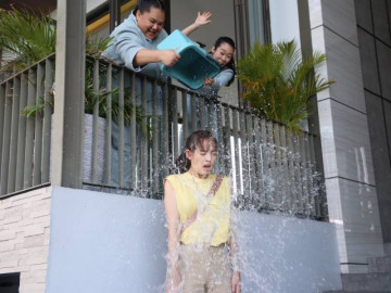 Yêu nhau 5 năm mới về ra mắt, vừa vào nhà, em đã bị mẹ người yêu hắt xô nước đá đuổi ra ngoài