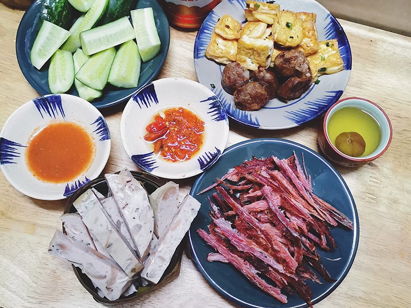 heo chị Bảo Linh, hầu như tuần nào mình cũng nấu ít nhất 1-2 bữa cho bạn bè tới nhà thưởng thức. Mọi người đều thích đến ăn và thích cơm chị nấu.
