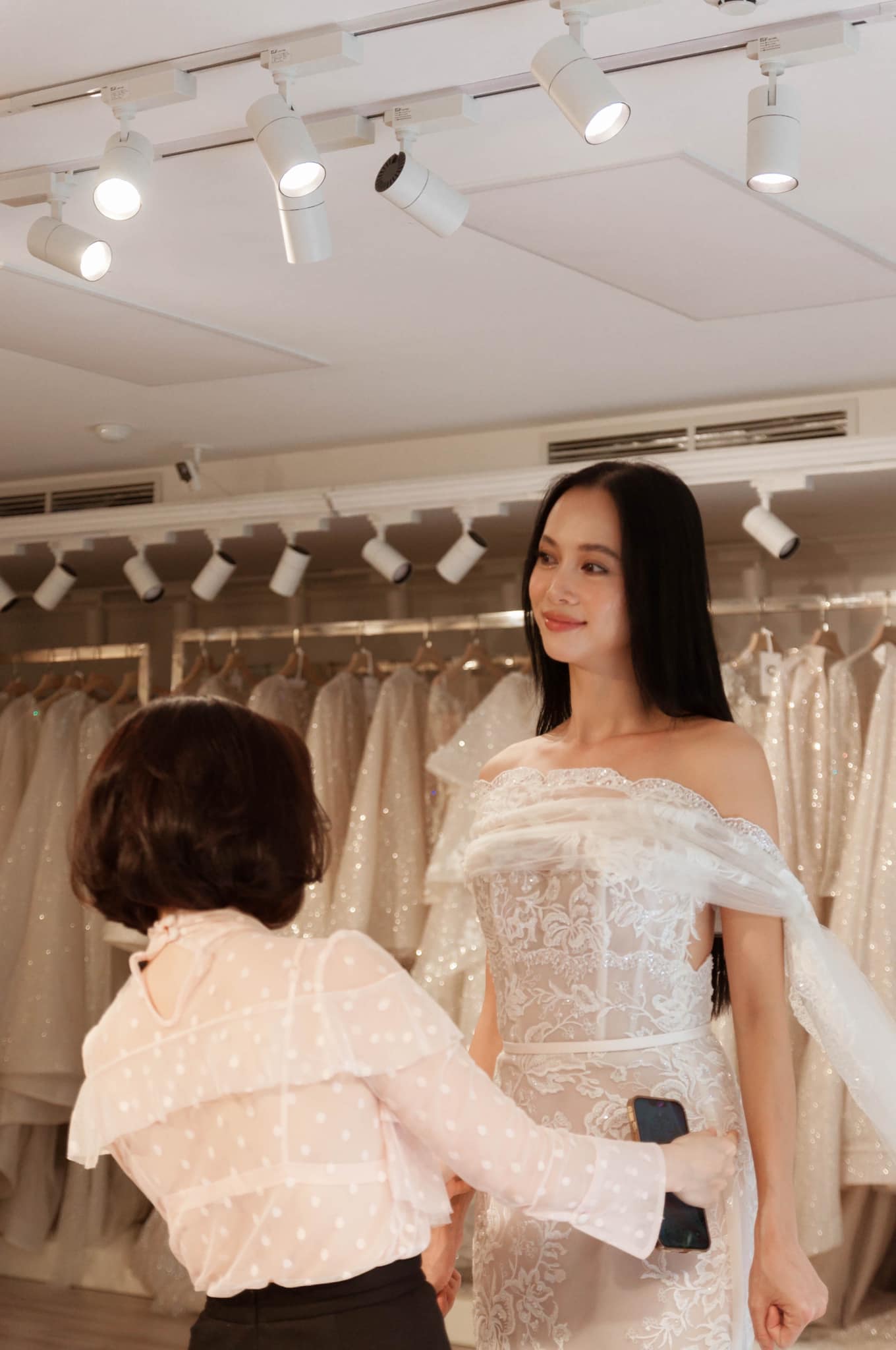 Trước đó, Vũ Ngọc Anh cũng đã hé lộ loạt ảnh đi thử váy cưới, sẵn sàng trở thành cô dâu.