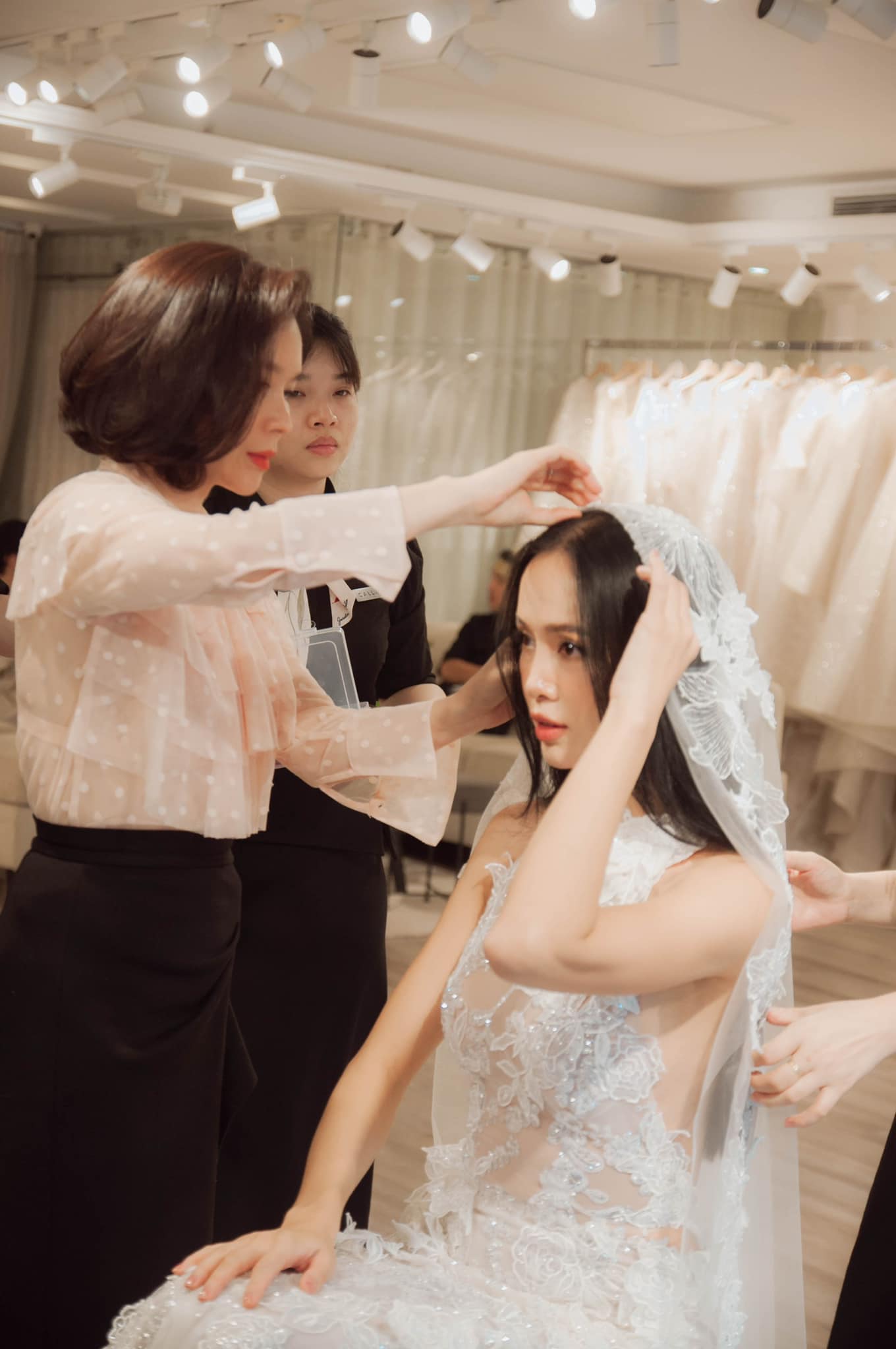 Hé lộ lễ ăn hỏi ngập sắc đỏ mẫu đơn của Vũ Ngọc Anh và Cường Seven - 11