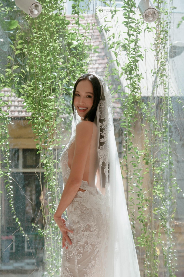 Dự là ngày cưới em có sương sương 3 bộ váy tiệc cưới và 1 áo dài đón dâu thôi ạ, Vũ Ngọc Anh chia sẻ.