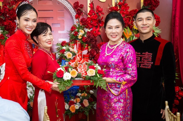 View - Khoác tay Cường Seven ra xe hoa, Vũ Ngọc Anh khóc sướt mướt, ôm chặt mẹ ruột không rời