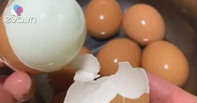 View - Luộc trứng dùng nước sôi hay nước lạnh đều sai bét, nhớ 5 điểm này, luộc xong chỉ chạm nhẹ là vỏ tự bong