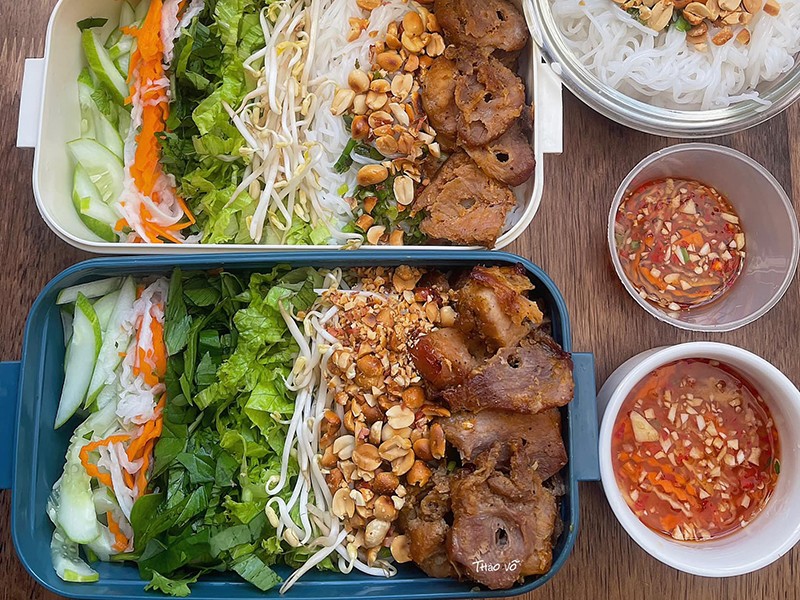 Bún thịt nướng.
