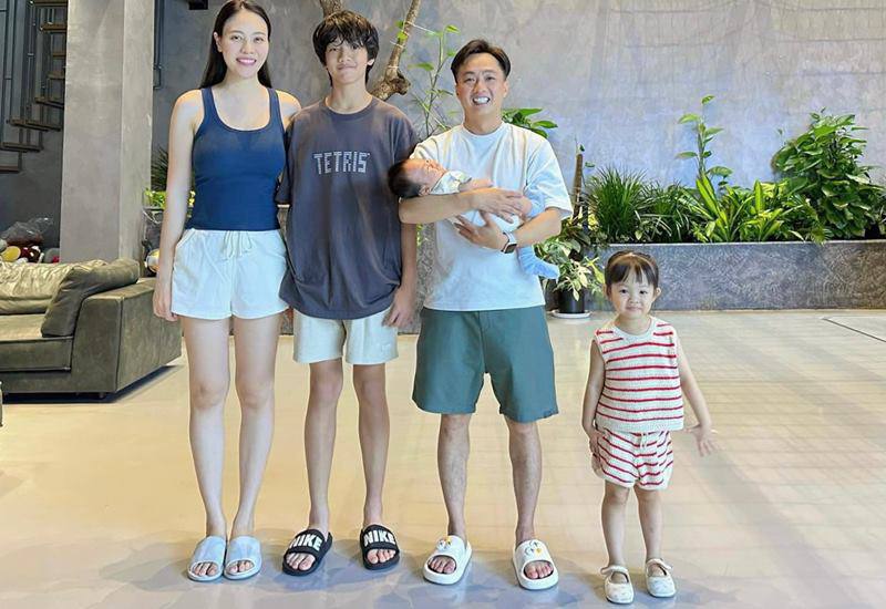 Hình ảnh mới đây nhất về gia đình 5 thành viên nhà doanh nhân Cường Đôla và Đàm Thu Trang gây sốt trên mạng xã hội. Bên cạnh những lời khen ngợi cho các nhóc tỳ Subeo, Suchin và Sutin, nhiều người để ý đến mẹ 2 con Đàm Thu Trang.
