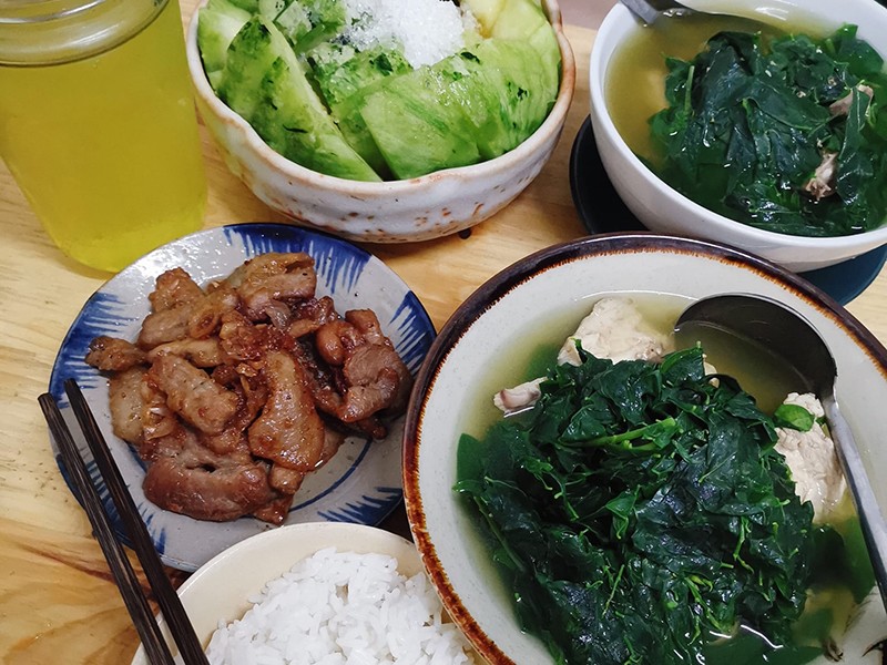 Khi nấu ăn, chị Linh cố gắng chọn thực phẩm tươi, mới để đảm bảo dinh dưỡng cũng như hương vị. Rau củ ăn theo mùa, thịt cá có thể về quê mua lên thì chia sẵn theo bữa, đến bữa mang ra giã đông và dùng.
