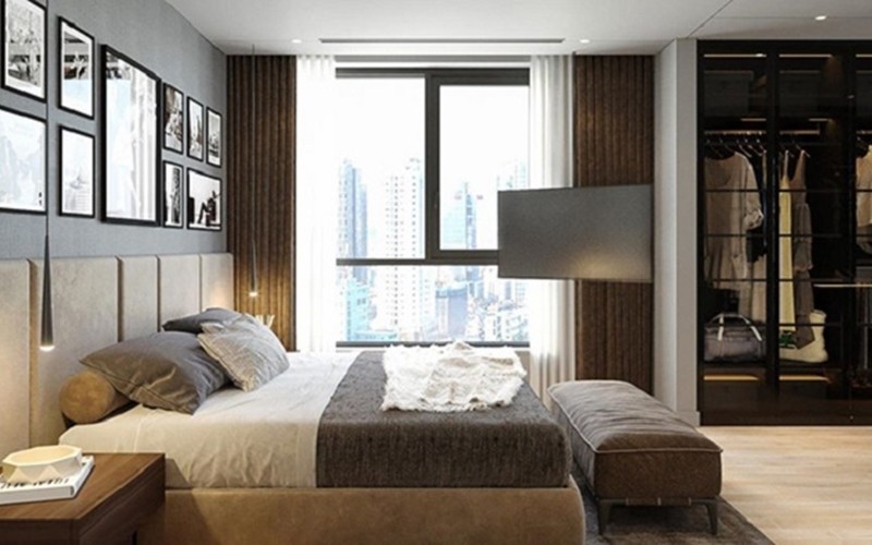 Phòng ngủ của vợ chồng anh mang gam màu tối giản, tạo cảm giác nhẹ nhàng mà sang trọng.
