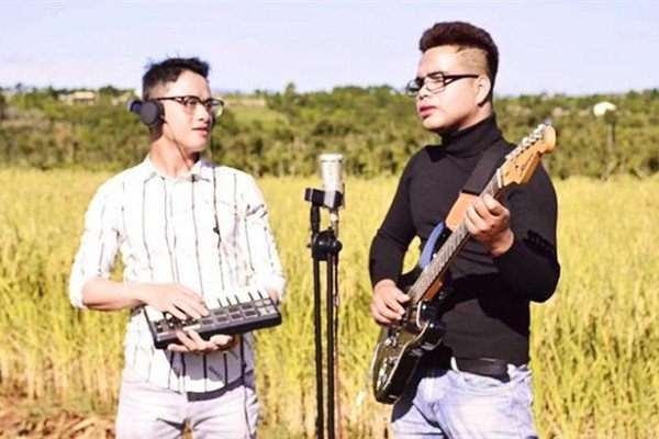 Balin (bên phải) là người đã đem tiếng dân tộc mình vào trong câu hát, nhằm giữ gìn vẻ đẹp của tiếng nói này.