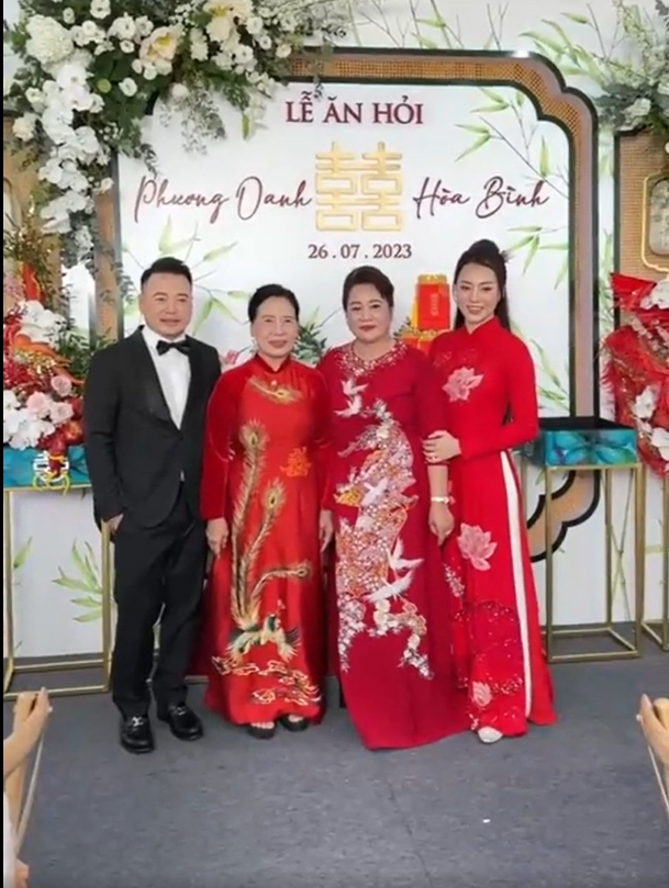 Mẹ ruột và mẹ chồng diễn viên Phương Oanh đọ sắc khi cùng diện áo dài đỏ.