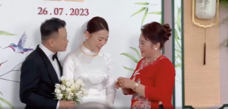 Cô dâu - chú rể nhận quà cưới từ gia đình Phương Oanh.