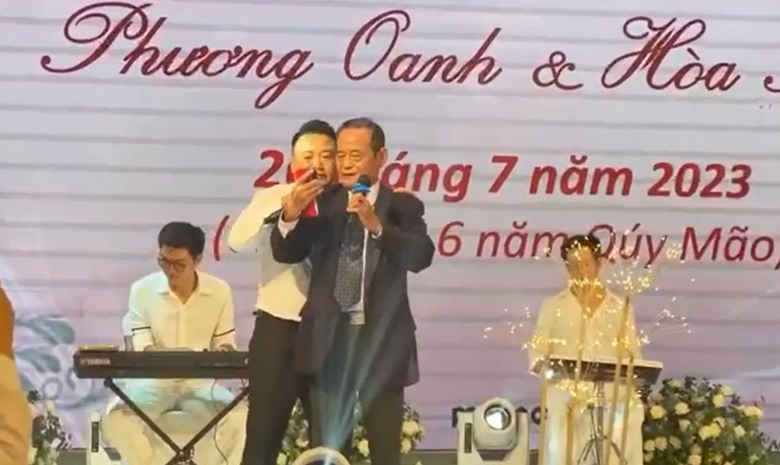 Shark Bình cùng bố ruột lên sân khấu biểu diễn văn nghệ.