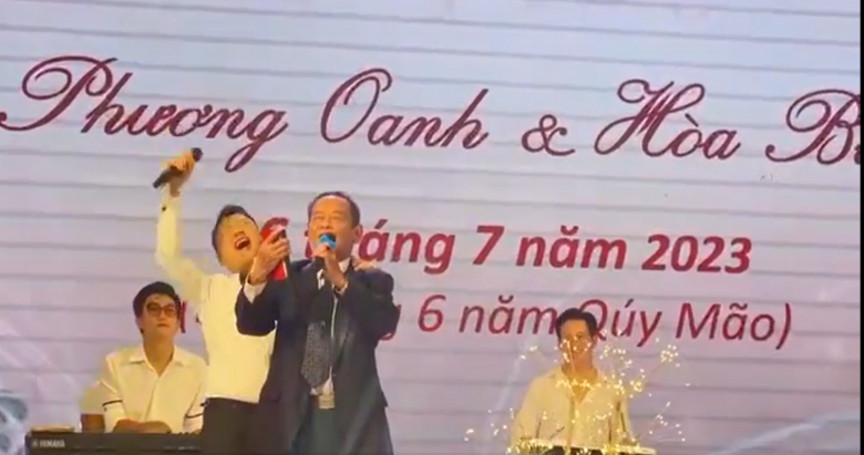 2 bố con quẩy hết mình trong ngày vui khiến các khách mời thích thú.