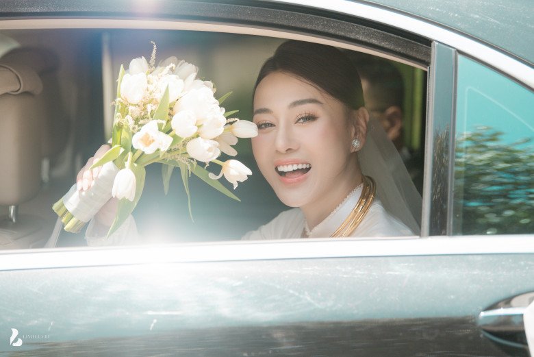 Cô dâu Phương Oanh cười hạnh phúc trong ngày trọng đại.