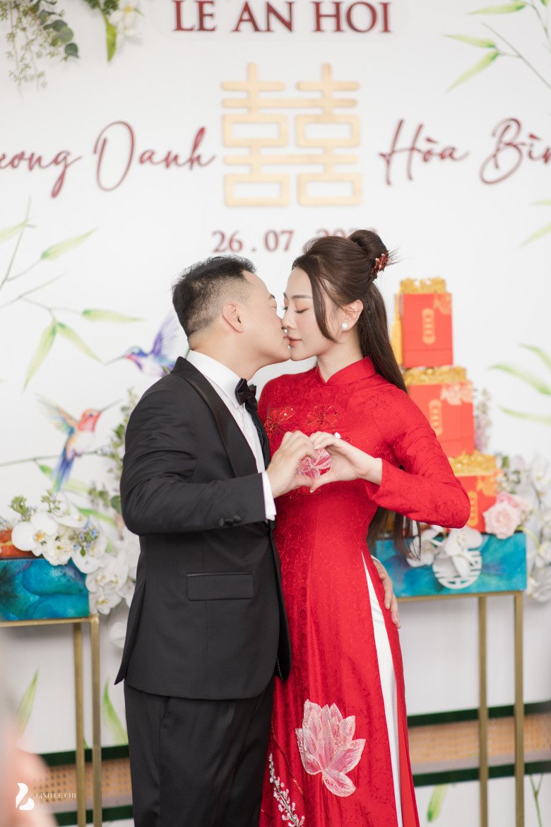 Cặp đôi liên tục trao nhau những nụ hôn tình tứ.