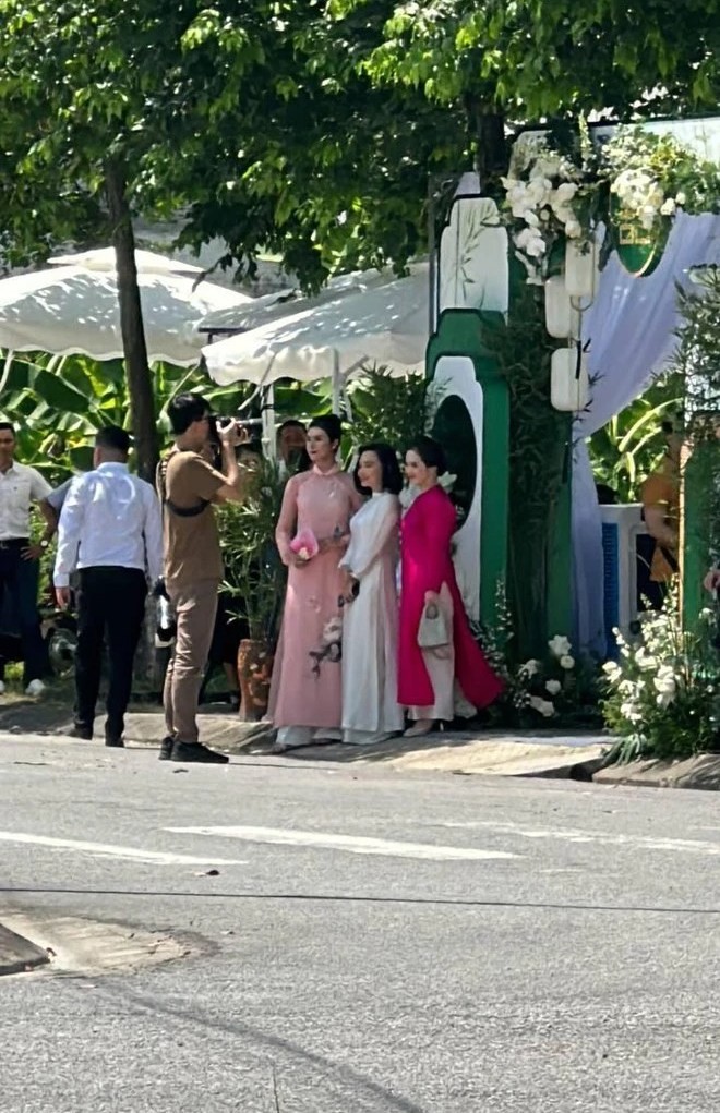  Nhà riêng của Phương Oanh náo nhiệt từ sáng sớm với khách khứa, trong đó có nhiều khách mời nổi tiếng.