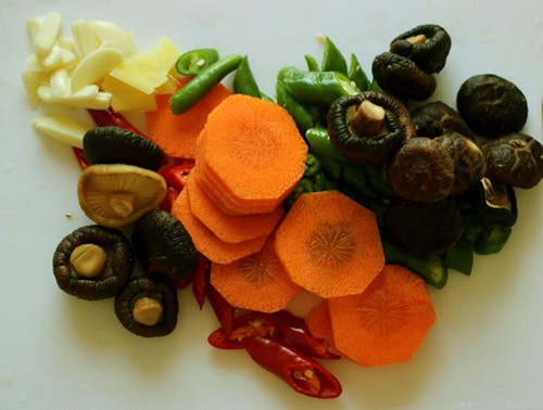 Đậm đà thịt gà om nấm hương khô - 1