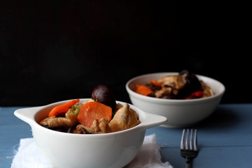 Đậm đà thịt gà om nấm hương khô - 3