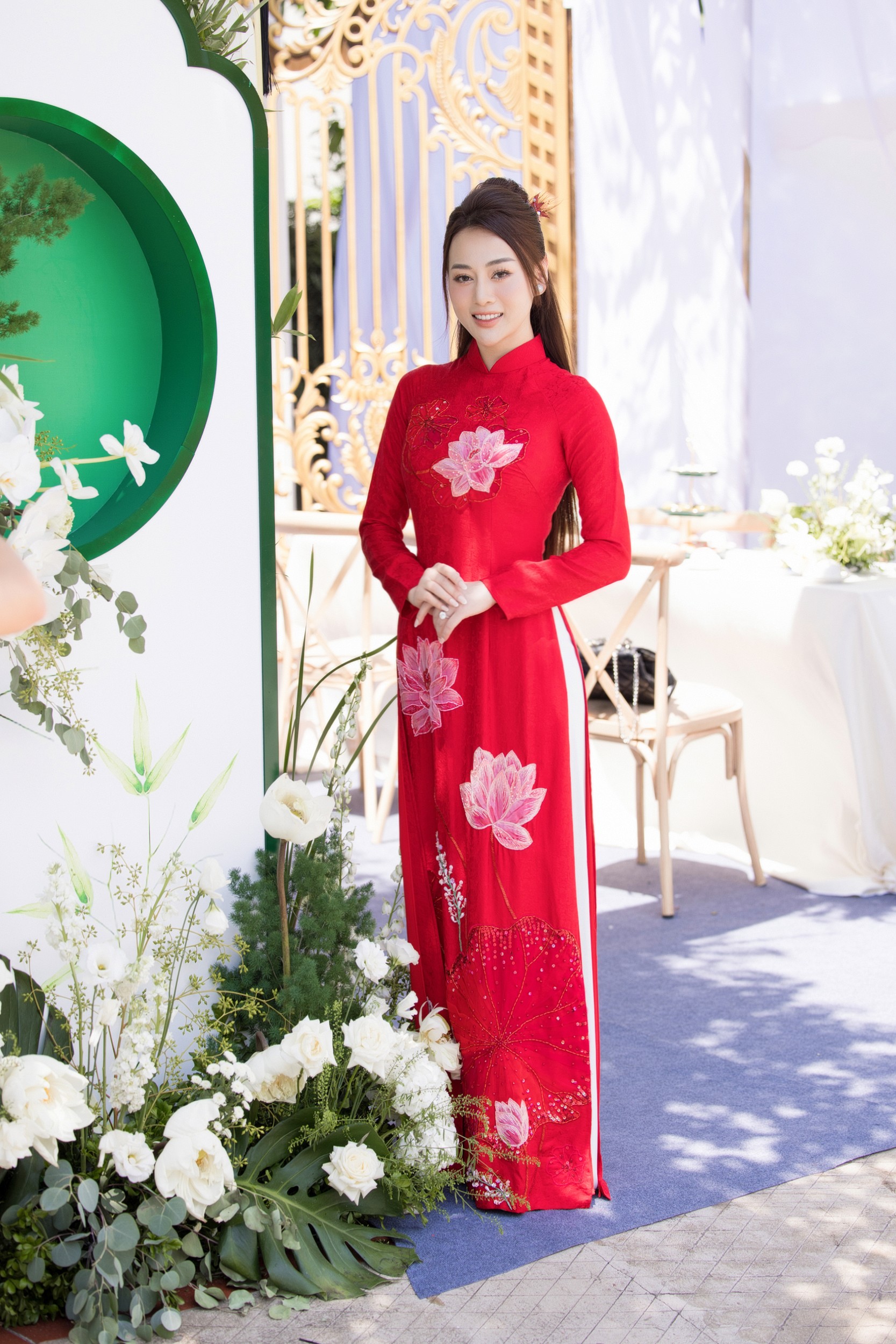 Cô dâu Phương Oanh lộng lẫy xuất hiện trước cửa nhà. 
