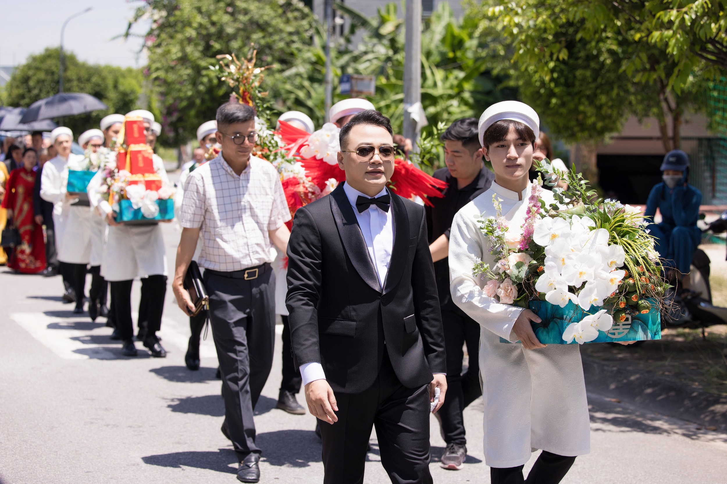 Nam doanh nhân dẫn đầu đoàn bê tráp hoành tráng tiến vào nhà cô dâu.