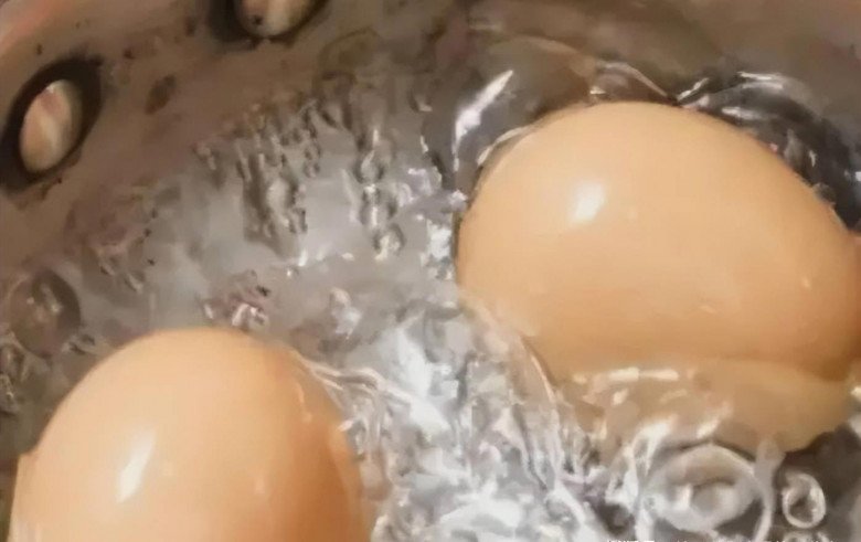 Luộc trứng dùng nước sôi hay nước lạnh đều sai bét, nhớ 5 điểm này, luộc xong chỉ chạm nhẹ là vỏ tự bong - 4