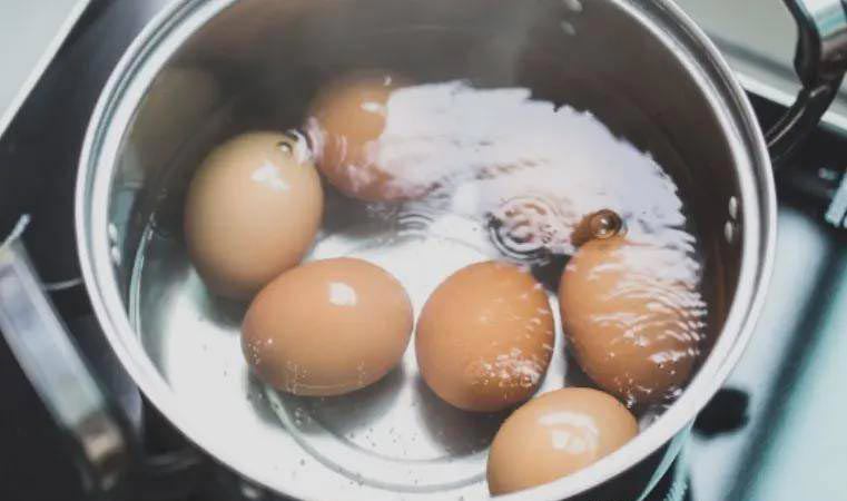 Luộc trứng dùng nước sôi hay nước lạnh đều sai bét, nhớ 5 điểm này, luộc xong chỉ chạm nhẹ là vỏ tự bong - 1