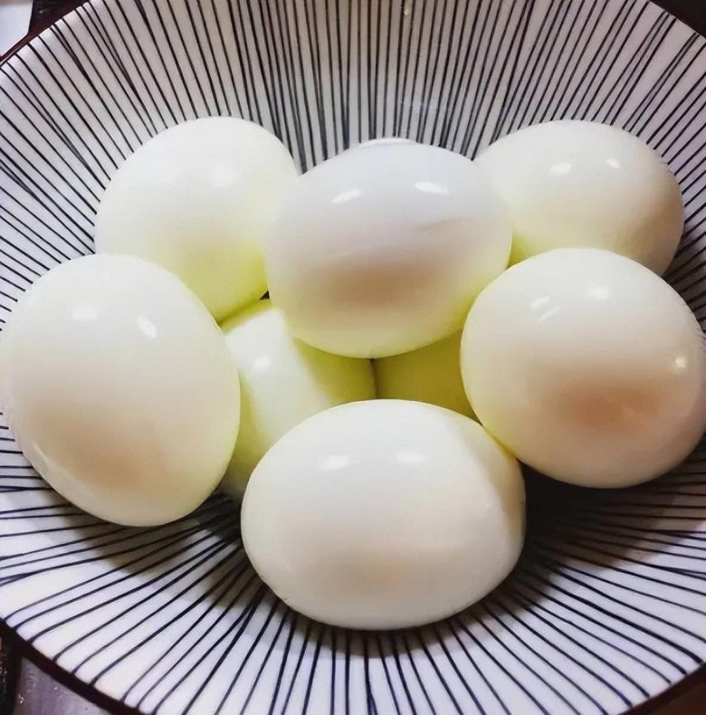 Luộc trứng dùng nước sôi hay nước lạnh đều sai bét, nhớ 5 điểm này, luộc xong chỉ chạm nhẹ là vỏ tự bong - 8