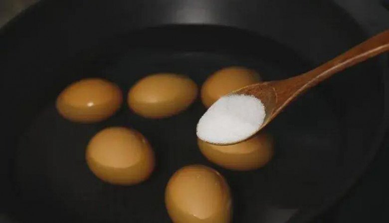 Luộc trứng dùng nước sôi hay nước lạnh đều sai bét, nhớ 5 điểm này, luộc xong chỉ chạm nhẹ là vỏ tự bong - 6
