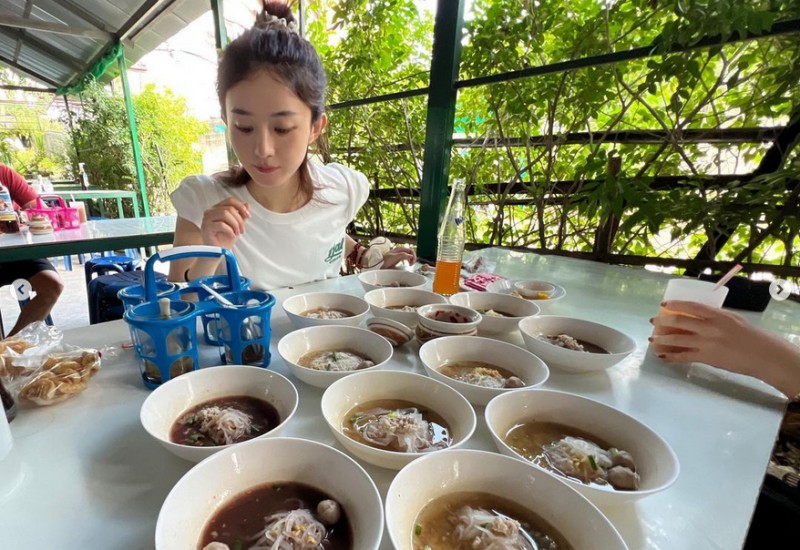 Trong loạt ảnh, có thể thấy mỹ nhân Sở Kiều truyện ăn mặc giản dị và đơn thuần. Cô gây "bão" để mặt mộc nhưng vẫn rất đẹp.
