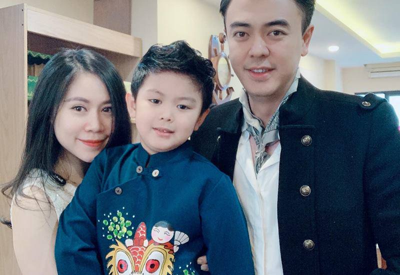 MC Tuấn Tú có một cuộc hôn nhân hạnh phúc bên bà xã xinh đẹp Thanh Huyền và làm bố của hai thiên thần nhỏ là con trai Kỳ Nam và con trai Rio.

