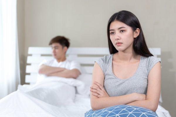 Bạn trai trong lúc dạo đầu lại đi chẩn đoán bệnh cho người yêu khiến cô xấu hổ và tức giận. (Ảnh minh họa)