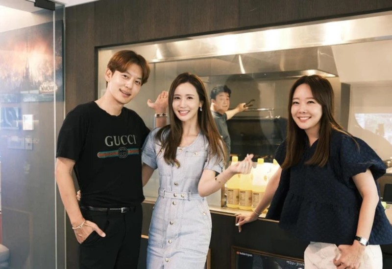 Lee Da Hae - Se7en đã tận hưởng buổi hẹn hò lãng mạn đầu tiên sau hôn lễ tại nhà hàng của siêu đầu bếp Baek Jong Won.
