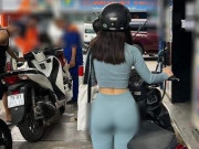 Mặc kín đáo nhưng vì chiếc quần thị phi, cô gái lộ rõ đường cong, người qua đường đỏ mặt tía tai