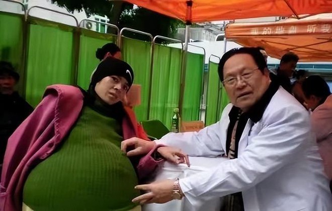 Bác sĩ Từ Khắc Thành đồng ý điều trị miễn phí cho Tế Muội. 