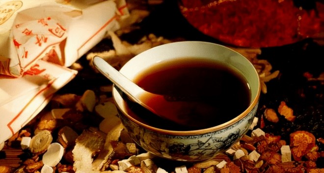 Hàng ngày, cô phải uống loại thuốc mẹ chồng sắc để sớm có thai. (Ảnh minh họa)