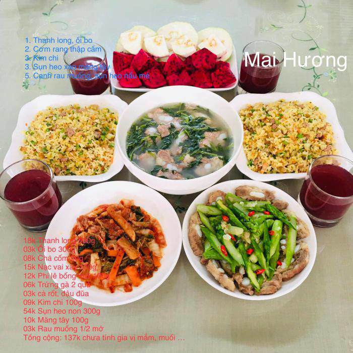 Mâm cơm gồm thanh ong đỏ, ổi Bo tráng miệng; cơm rang thập cẩm, kim chi, sụn heo xào măng tât, canh rau muống sụn heo. Tổng giá 137.000đ chưa tính gia vị