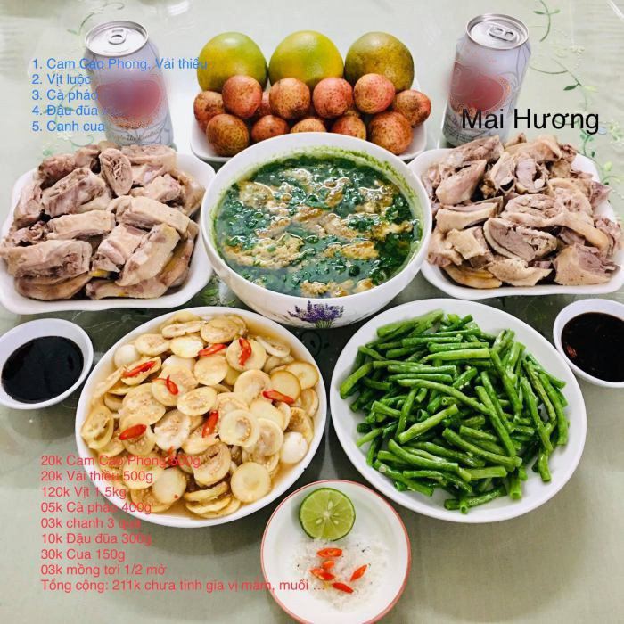 Bữa cơm gồm cam, vải tráng miệng. Vịt luộc, cà pháo, đậu đũa xào, canh cua. Giá 211.000đ