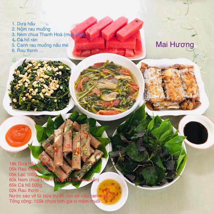 Bữa ăn gồm dưa hấu, nộm rau muống, nem chua Thanh Hóa, cá hố rán, canh rau muống nấu mẻ, rau thơm. Giá 155.000đ