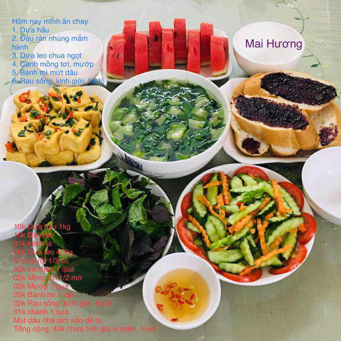 Bữa ăn gồm: Dưa hấu, đậu nhúng mắm hành, dưa leo bóp chua ngọt, canh mồng tơi mướp, bánh mì mứt dâu, rai sống. Giá tiền 40.000đ chưa kể gia vị