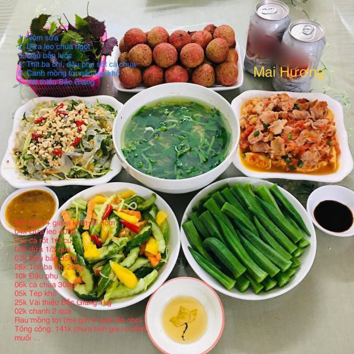 Bữa cơm gồm: Nộm sứa, dưa leo chua ngọt, đậu bắp luộc, thịt ba chỉ đậu phụ sốt cà chua, canh mồng tơi nấu tép khô, vải. Giá tiền 141.000đ