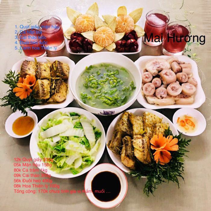 Bữa cơm gồm: Quýt. cá hấp, cải thảo luộc, canh thiên lý, đuôi lợn luộc. Giá tiền 170.000đ