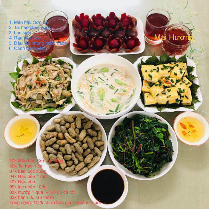 Bữa cơm gồm: Mận, tai heo chua ngọt, lạc luộc, rau dền luộc, đậu rán nhúng mắm hành, canh mướp lạc. Giá 102.000đ
