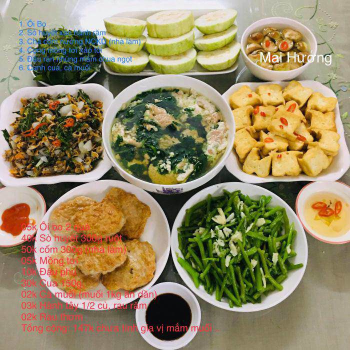 Mâm cơm gồm: Ổi, sò huyết nướng, canh cua, cà muối, mồng tơi xào tỏi, đậu rán nhúng mắm chua ngọt, chả. Giá 147.000đ