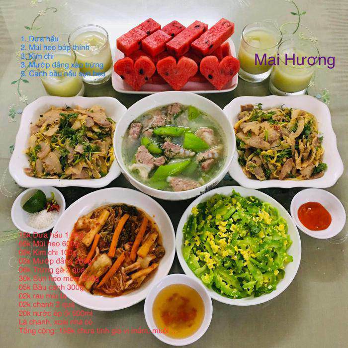 Bữa cơm gồm: Dưa hấu, mũi heo bóp thính, kim chi, mướp đắng xào trứng, canh bấu nấu sụn heo. Giá 158.000đ