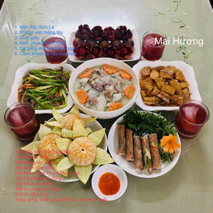 Bữa cơm gồm: Mận, quýt, bò xào măng tây, nem chua, cá bống rim chua ngọt, canh khoai sọ nấu sụn heo. Giá tiền 188.000đ