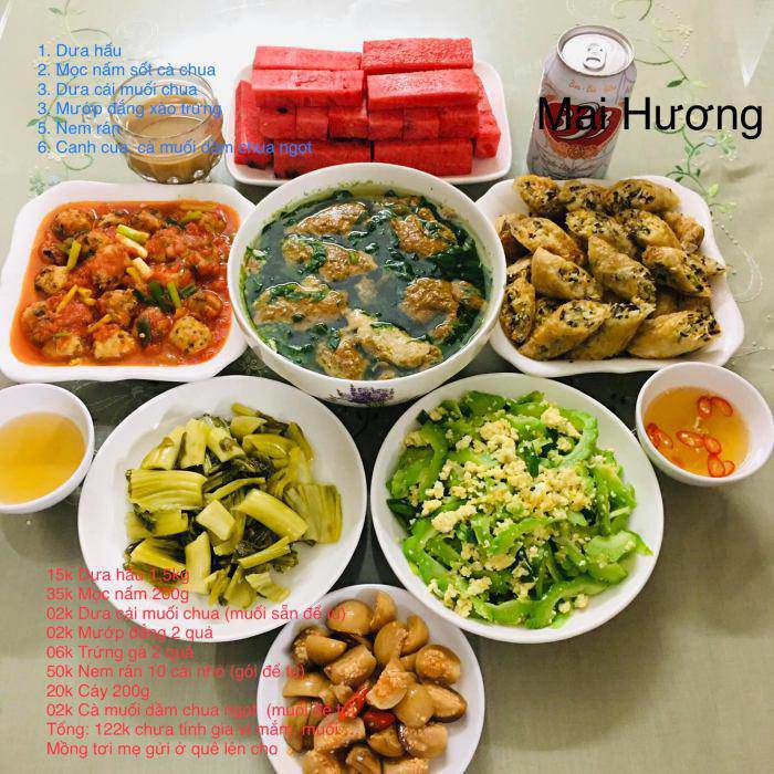 Bữa cơm gồm: Dưa hấu, mọc sốt cà chua, dưa cải muối chua, mướp đắng xào trứng, nem rán, canh cua cà muối. Giá 122.000đ. Rau mồng tơi được cho