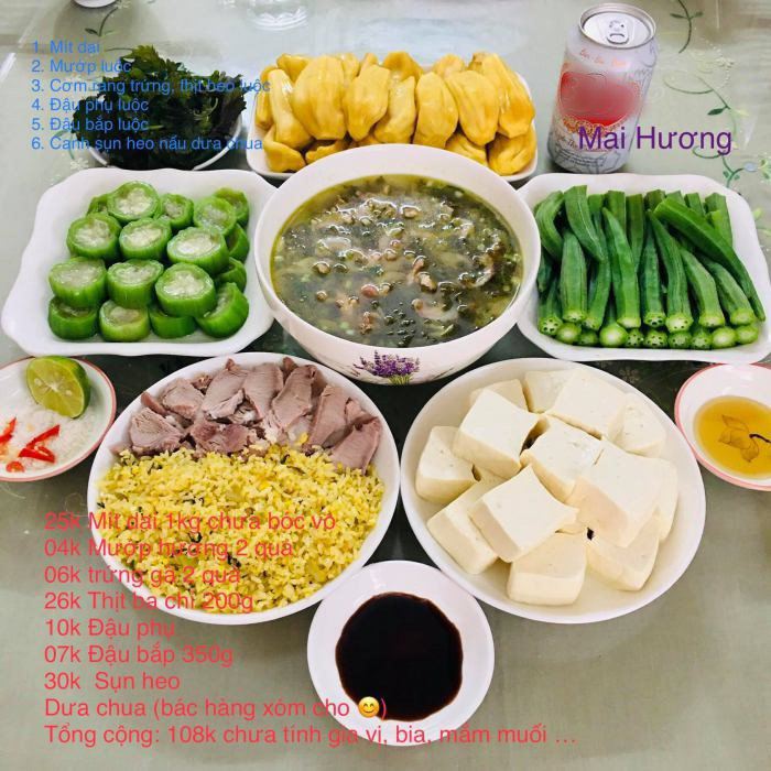 Bữa cơm gồm có: Dứa, mận; đậu bắp, canh cá, cá hấp, rau sống. Giá tiền 172.000đ