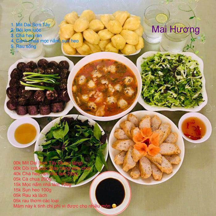 Bữa cơm gồm: Mít dai, dồi lợn luộc, chả heo rán, canh chua mọc nấm sụn heo, rau sống. Giá không tính vì được cho nhiều món