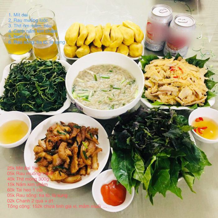 Bữa cơm gồm: Mít dai, rau muống luộc, thịt rim mắm tiêu, canh nấm kim châm, nộm tai, rau sống. Giá 152.000đ